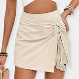 Vysokým páskem šortky s sukní