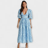 Elegantní šaty s jemnými detaily