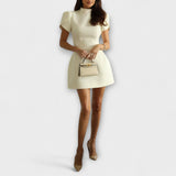 Lily - Mini šaty s výřezem na zádech a mašlí a krátkým rukávem