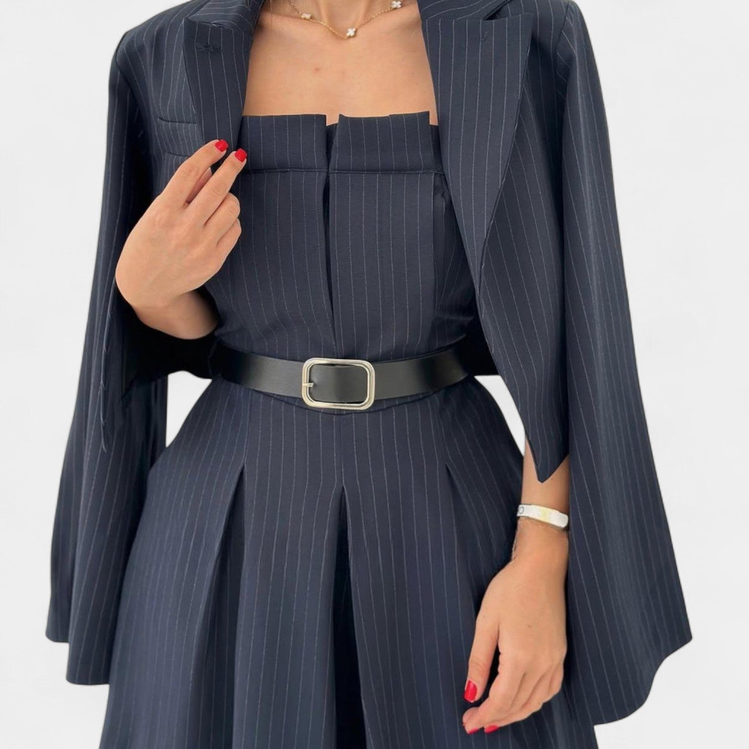 Adéla – Elegantní černý kostým pro každou příležitost