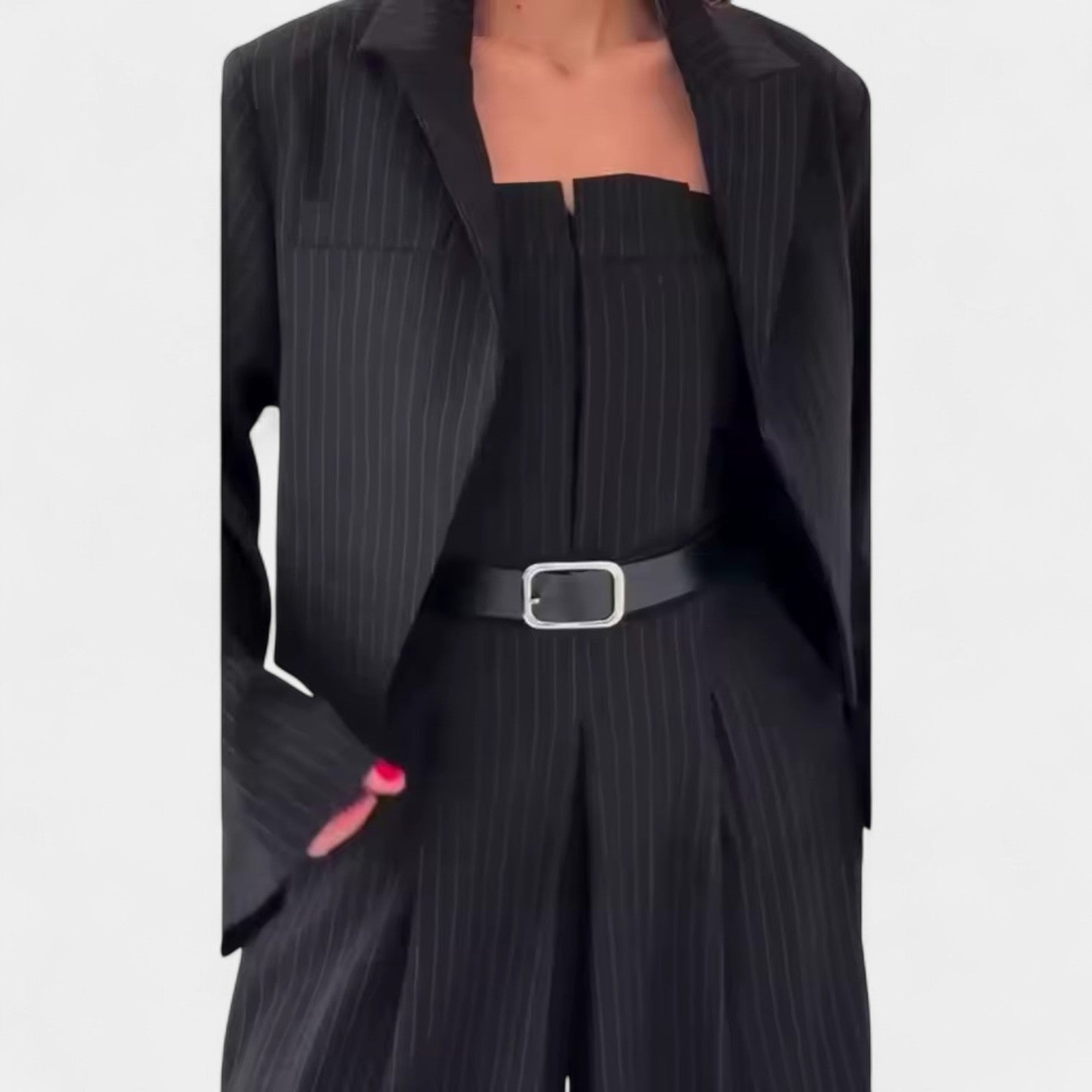 Adéla – Elegantní černý kostým pro každou příležitost