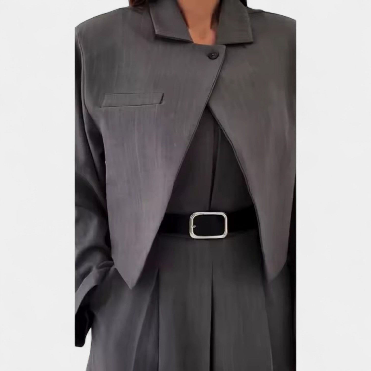 Adéla – Elegantní černý kostým pro každou příležitost